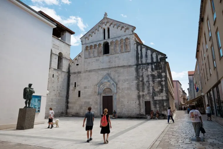 Zadarska špica u deliriju: Zgodna dama u žutoj haljini ostavila prolaznike bez daha