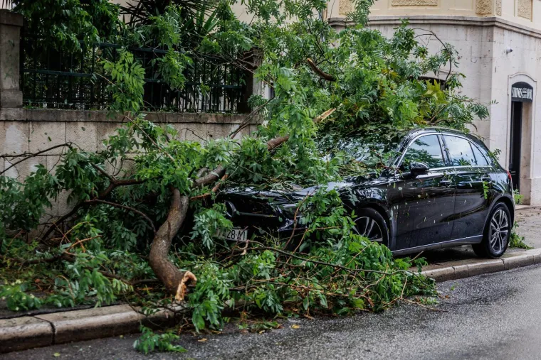 Potrgani semafori, uništeni automobili, razrušeni krovovi: Ovo je Split nakon stravičnog nevremena