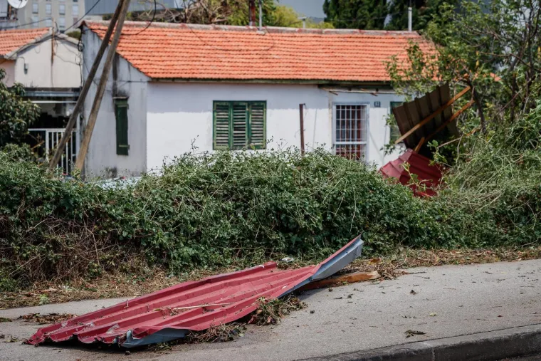 Potrgani semafori, uništeni automobili, razrušeni krovovi: Ovo je Split nakon stravičnog nevremena
