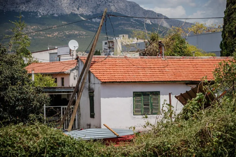 Potrgani semafori, uništeni automobili, razrušeni krovovi: Ovo je Split nakon stravičnog nevremena