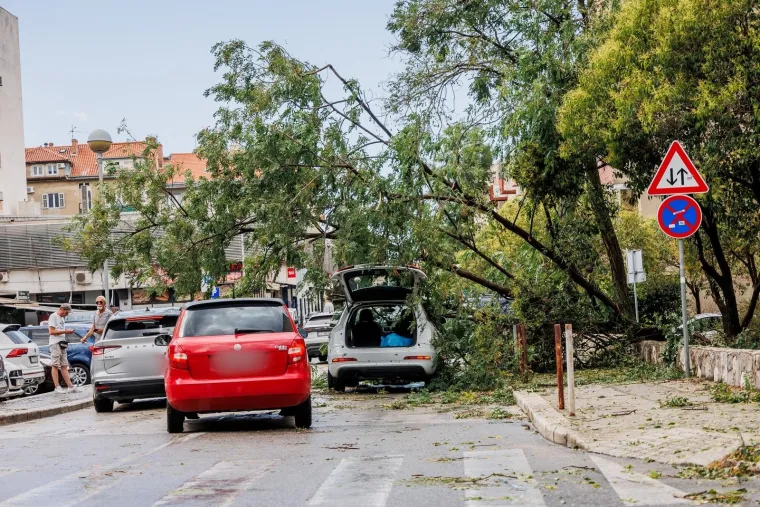 Potrgani semafori, uništeni automobili, razrušeni krovovi: Ovo je Split nakon stravičnog nevremena
