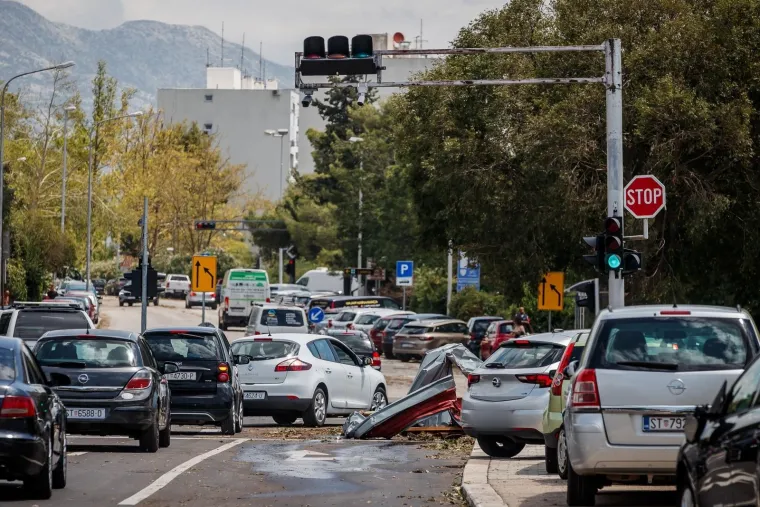 Potrgani semafori, uništeni automobili, razrušeni krovovi: Ovo je Split nakon stravičnog nevremena