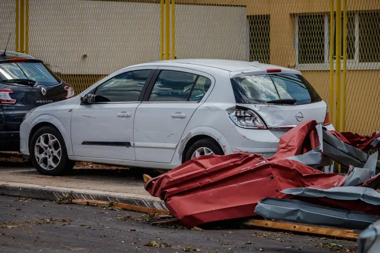 Potrgani semafori, uništeni automobili, razrušeni krovovi: Ovo je Split nakon stravičnog nevremena