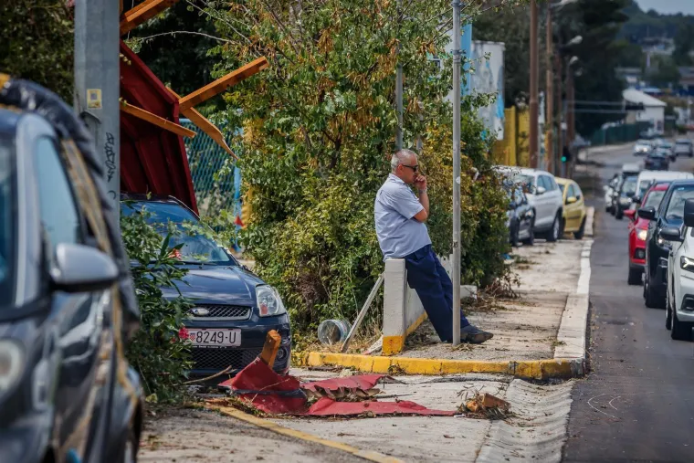Potrgani semafori, uništeni automobili, razrušeni krovovi: Ovo je Split nakon stravičnog nevremena