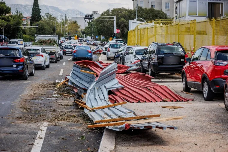 Potrgani semafori, uništeni automobili, razrušeni krovovi: Ovo je Split nakon stravičnog nevremena