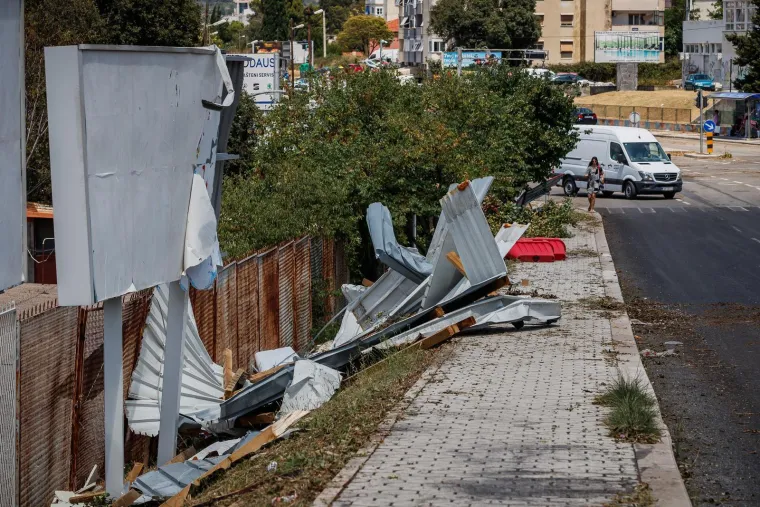 Potrgani semafori, uništeni automobili, razrušeni krovovi: Ovo je Split nakon stravičnog nevremena