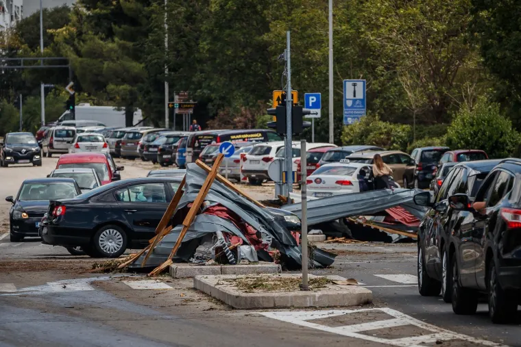Potrgani semafori, uništeni automobili, razrušeni krovovi: Ovo je Split nakon stravičnog nevremena