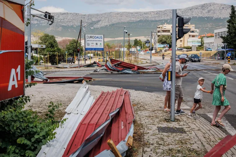 Potrgani semafori, uništeni automobili, razrušeni krovovi: Ovo je Split nakon stravičnog nevremena