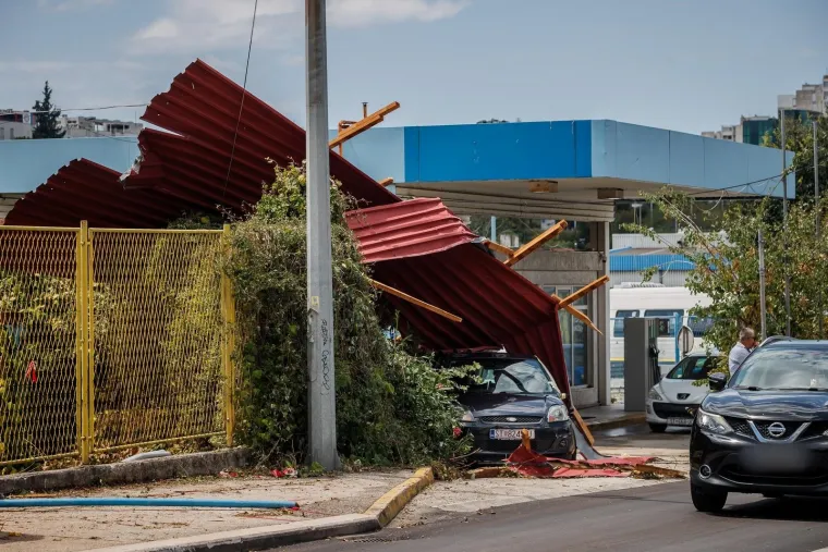 Potrgani semafori, uništeni automobili, razrušeni krovovi: Ovo je Split nakon stravičnog nevremena