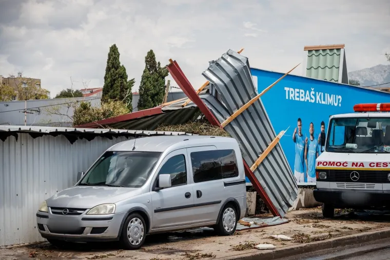 Potrgani semafori, uništeni automobili, razrušeni krovovi: Ovo je Split nakon stravičnog nevremena