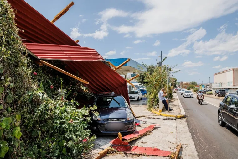 Potrgani semafori, uništeni automobili, razrušeni krovovi: Ovo je Split nakon stravičnog nevremena