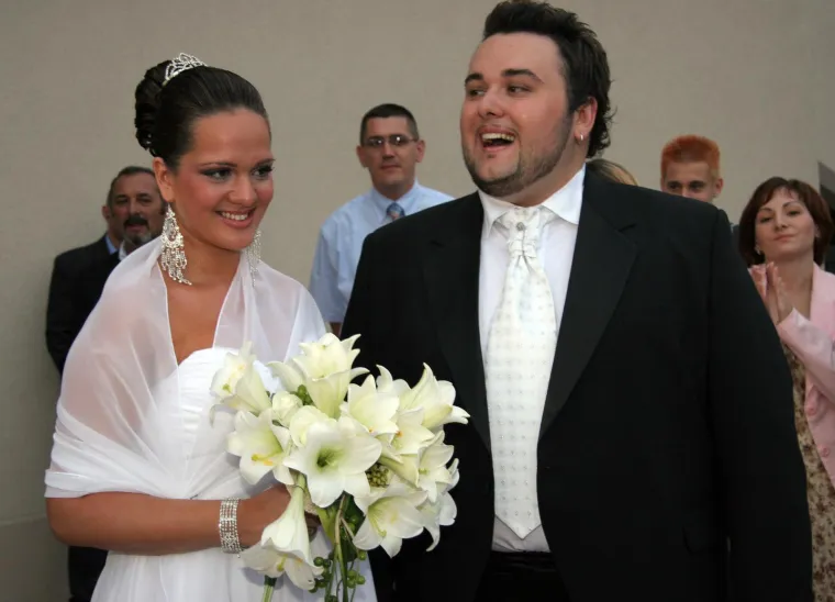 Dok ju je prosio, upao je u šaht. Ipak je pristala, a danas slave 20 godina braka