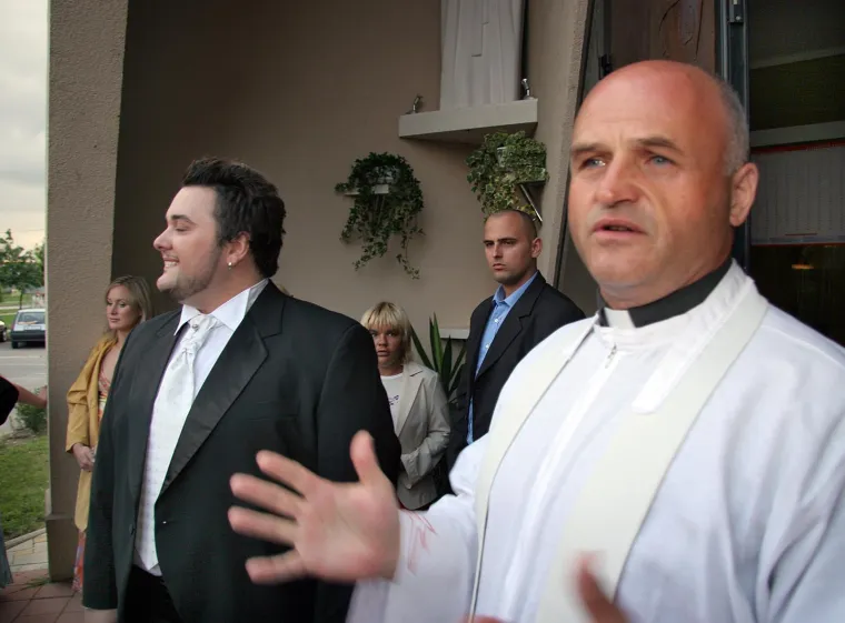 Dok ju je prosio, upao je u šaht. Ipak je pristala, a danas slave 20 godina braka