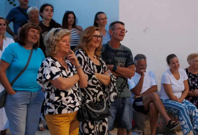Ecija Ojdanić u zagrljaju poznatog muškarca: Svi pogledi i pljesak bili su njihovi