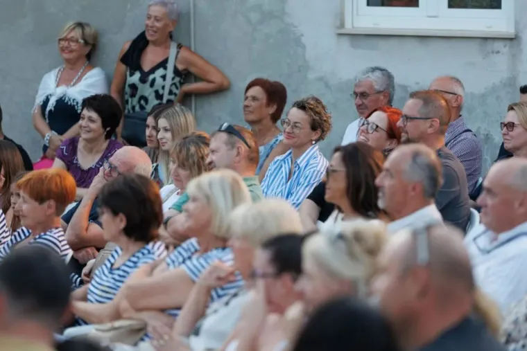 Ecija Ojdanić u zagrljaju poznatog muškarca: Svi pogledi i pljesak bili su njihovi