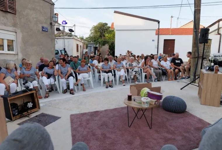 Ecija Ojdanić u zagrljaju poznatog muškarca: Svi pogledi i pljesak bili su njihovi