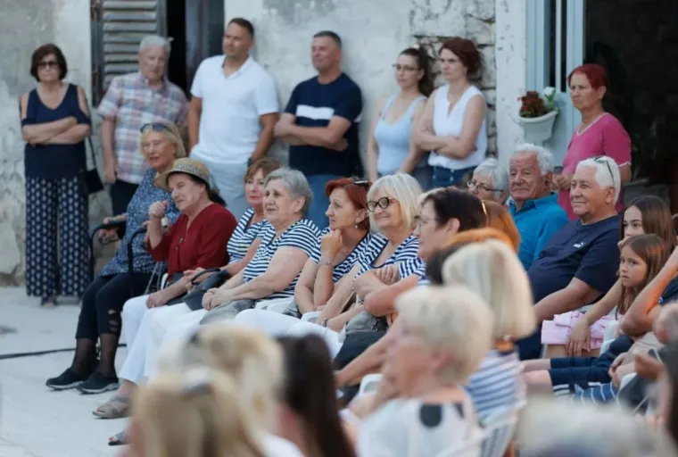 Ecija Ojdanić u zagrljaju poznatog muškarca: Svi pogledi i pljesak bili su njihovi