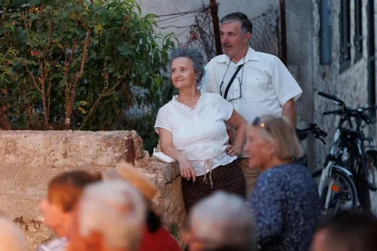 Ecija Ojdanić u zagrljaju poznatog muškarca: Svi pogledi i pljesak bili su njihovi