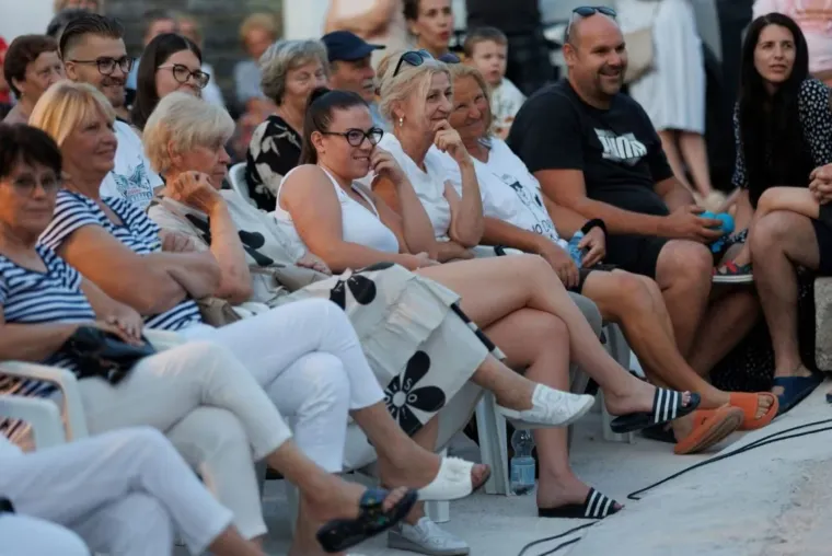 Ecija Ojdanić u zagrljaju poznatog muškarca: Svi pogledi i pljesak bili su njihovi