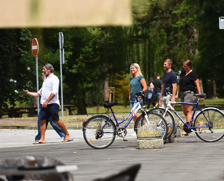 U šetnji gradom kao na pisti: Zgodnu damu u kombinezonu teško je bilo ne primijetiti