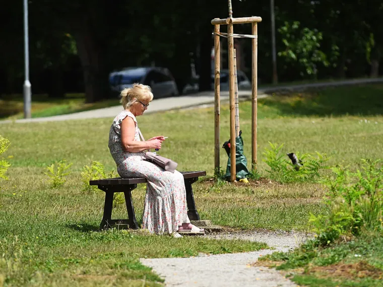 U šetnji gradom kao na pisti: Zgodnu damu u kombinezonu teško je bilo ne primijetiti