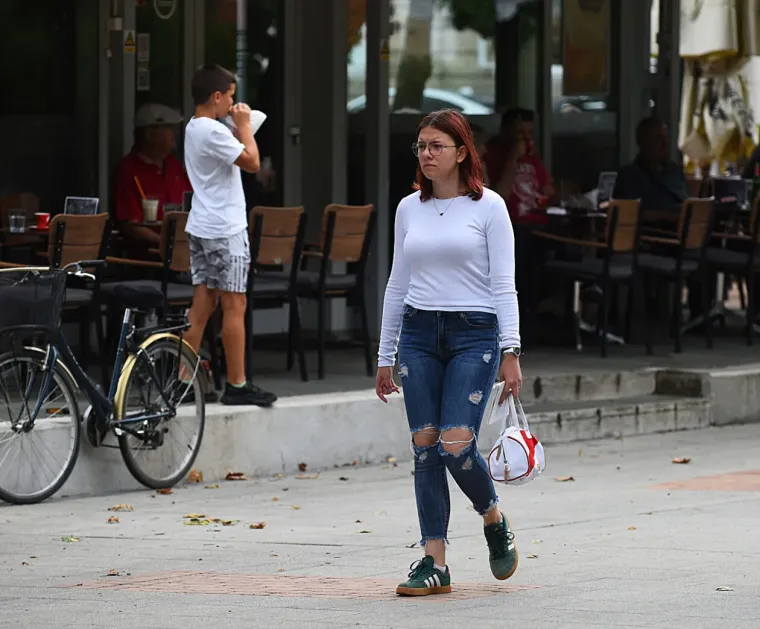 U šetnji gradom kao na pisti: Zgodnu damu u kombinezonu teško je bilo ne primijetiti