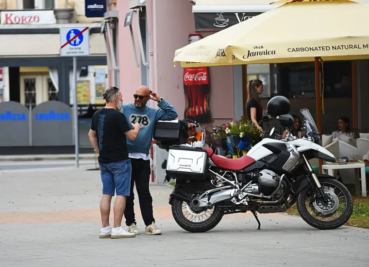 U šetnji gradom kao na pisti: Zgodnu damu u kombinezonu teško je bilo ne primijetiti