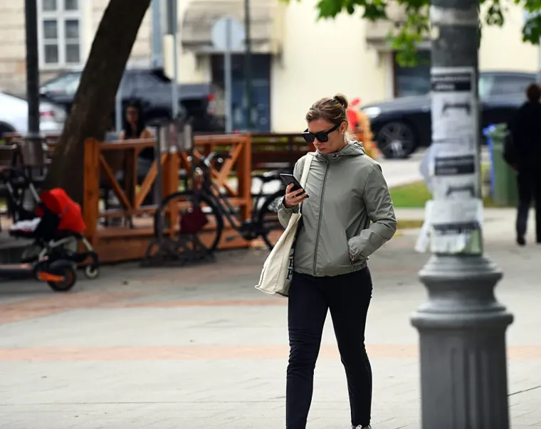 U šetnji gradom kao na pisti: Zgodnu damu u kombinezonu teško je bilo ne primijetiti