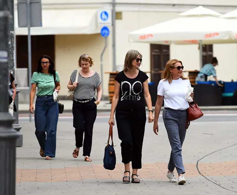 U šetnji gradom kao na pisti: Zgodnu damu u kombinezonu teško je bilo ne primijetiti