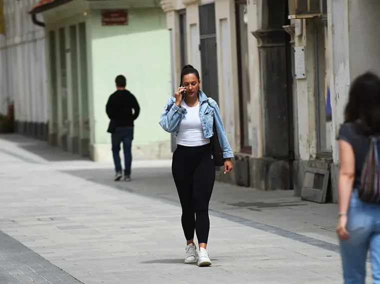 U šetnji gradom kao na pisti: Zgodnu damu u kombinezonu teško je bilo ne primijetiti