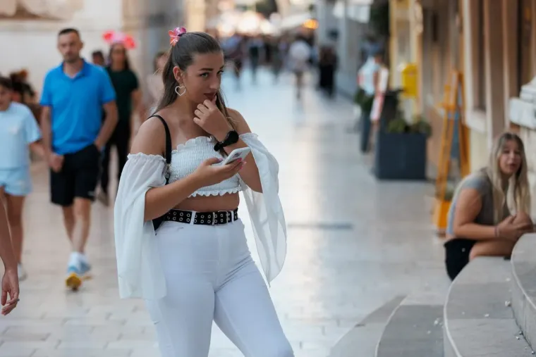 Plavuša pozirala kao pravi foto model u kratkoj crvenoj haljini: Pokazala zanosnu figuru