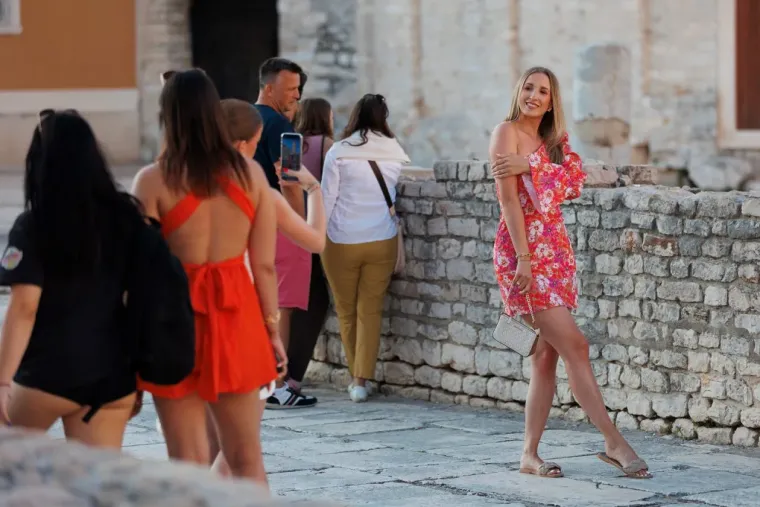Plavuša pozirala kao pravi foto model u kratkoj crvenoj haljini: Pokazala zanosnu figuru