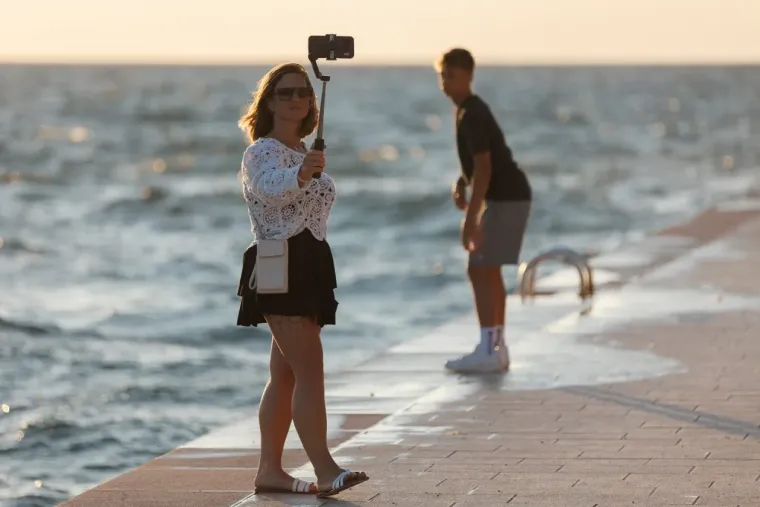 Plavuša pozirala kao pravi foto model u kratkoj crvenoj haljini: Pokazala zanosnu figuru