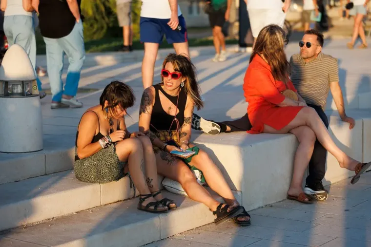 Plavuša pozirala kao pravi foto model u kratkoj crvenoj haljini: Pokazala zanosnu figuru