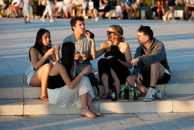 Plavuša pozirala kao pravi foto model u kratkoj crvenoj haljini: Pokazala zanosnu figuru