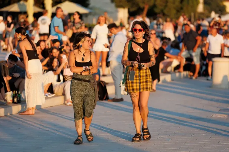 Plavuša pozirala kao pravi foto model u kratkoj crvenoj haljini: Pokazala zanosnu figuru