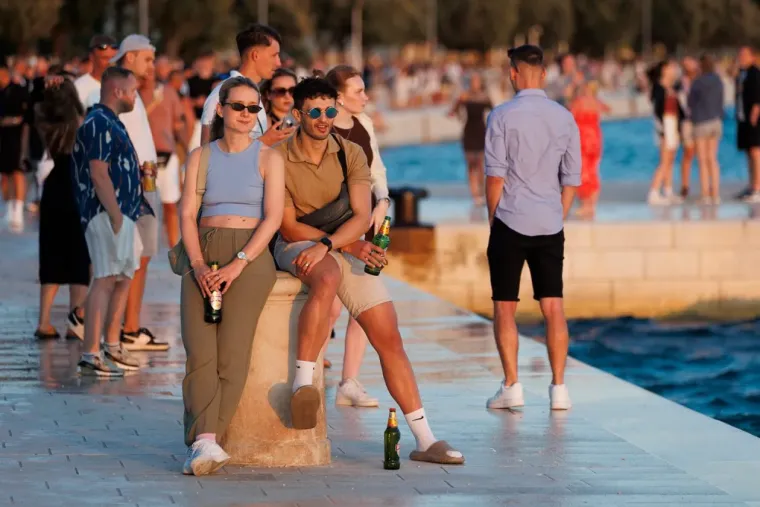 Plavuša pozirala kao pravi foto model u kratkoj crvenoj haljini: Pokazala zanosnu figuru