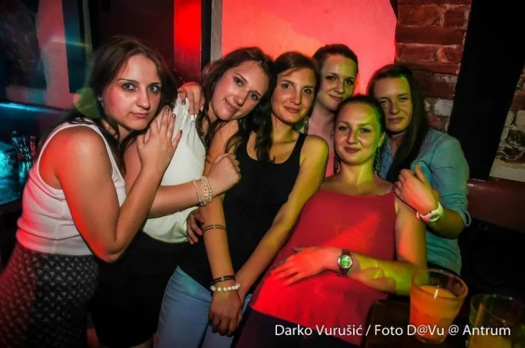 Nikakve šarene boje i teški kič: Djevojke u crnim haljinicama bile su melem za oči u gomili