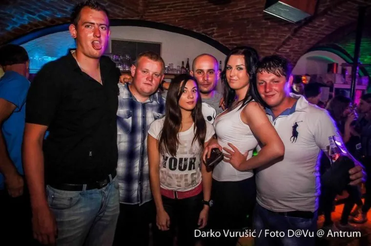 Nikakve šarene boje i teški kič: Djevojke u crnim haljinicama bile su melem za oči u gomili