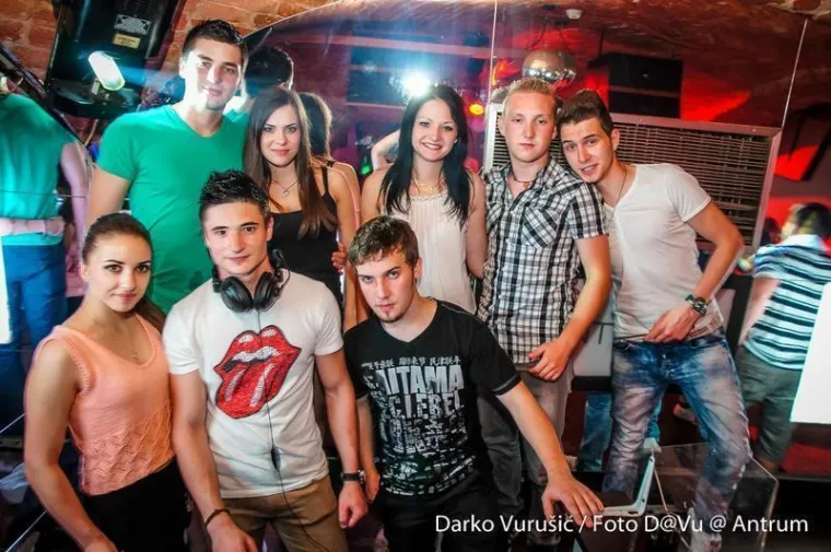 Nikakve šarene boje i teški kič: Djevojke u crnim haljinicama bile su melem za oči u gomili
