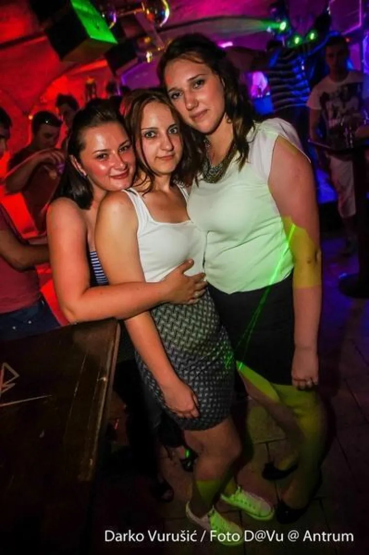 Nikakve šarene boje i teški kič: Djevojke u crnim haljinicama bile su melem za oči u gomili