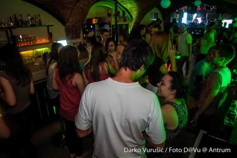 Nikakve šarene boje i teški kič: Djevojke u crnim haljinicama bile su melem za oči u gomili