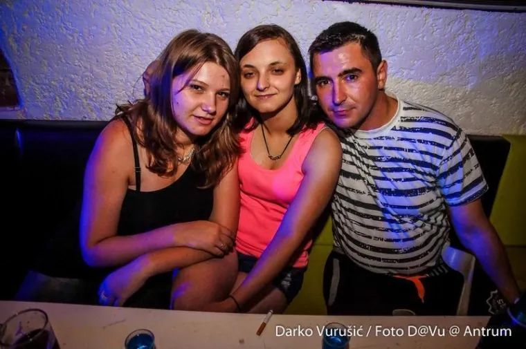Nikakve šarene boje i teški kič: Djevojke u crnim haljinicama bile su melem za oči u gomili
