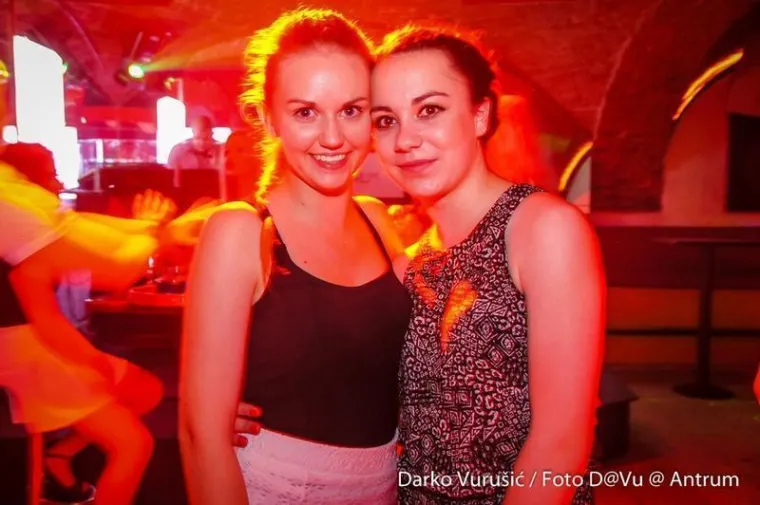 Nikakve šarene boje i teški kič: Djevojke u crnim haljinicama bile su melem za oči u gomili