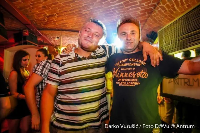 Nikakve šarene boje i teški kič: Djevojke u crnim haljinicama bile su melem za oči u gomili