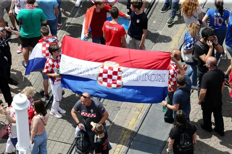 Jeste vidjeli što su policajci radili na dočeku srebrnih Vatrenih? Ovo je mnogima promaknulo