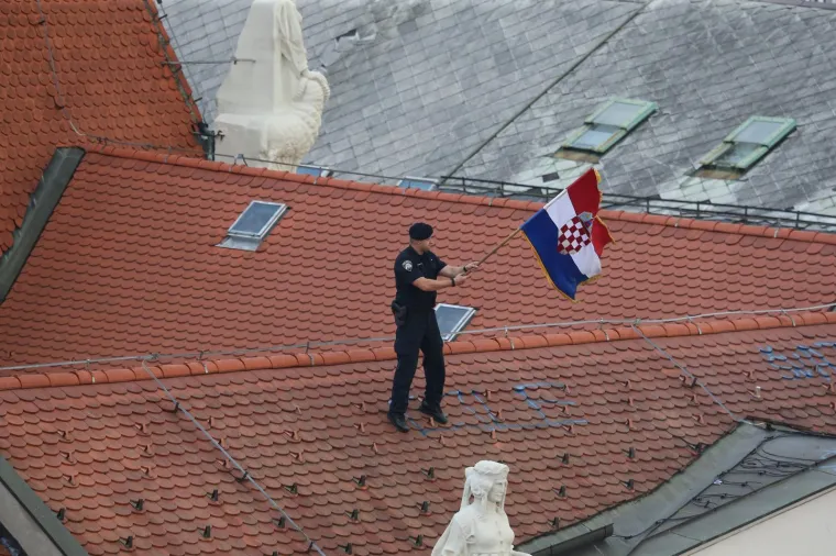 Jeste vidjeli što su policajci radili na dočeku srebrnih Vatrenih? Ovo je mnogima promaknulo