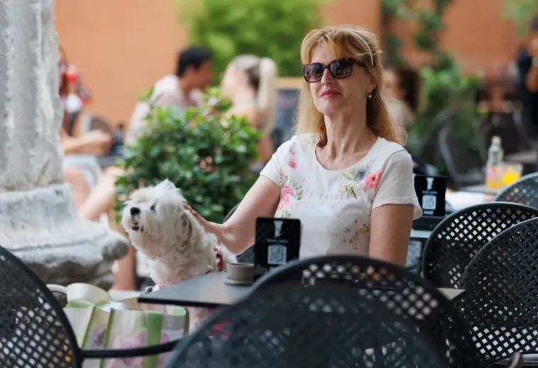 Dama u bijelom kao da je zakoračila ravno iz 60-ih, zasjenila je prisutne