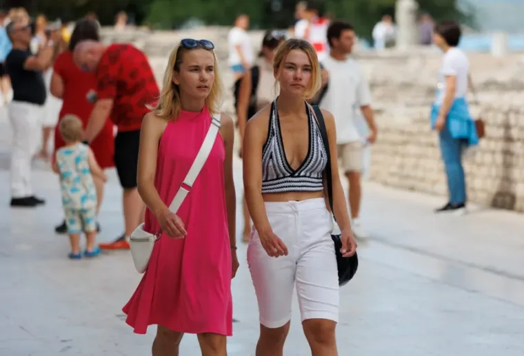 Dama u bijelom kao da je zakoračila ravno iz 60-ih, zasjenila je prisutne