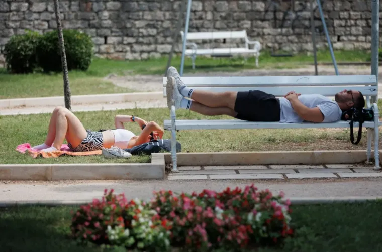 Dama u bijelom kao da je zakoračila ravno iz 60-ih, zasjenila je prisutne